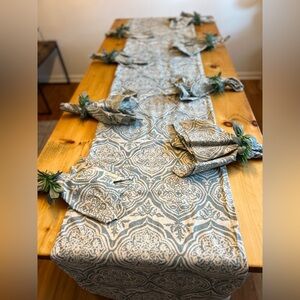 Pottery Barn 8’ runner with 8 matching napkins and rings cotton/linen